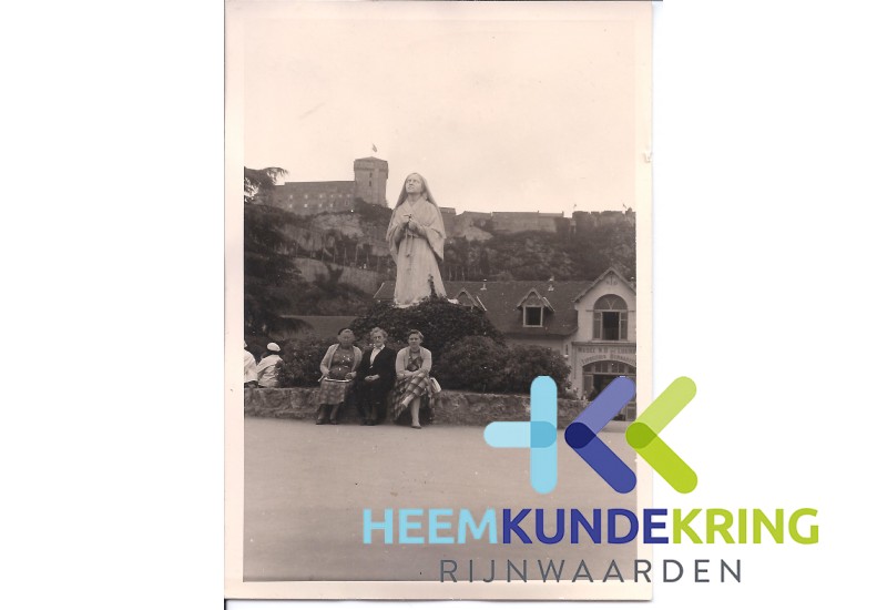 Lourdes 1958 Dina Damen - Marie Pastoor Drost en Doortje Pastoor. Coll. HKR geschonken door H.v-d Laag F0000010
